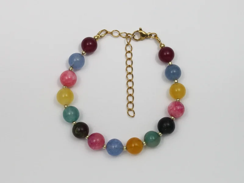 Bracciale con perle colorate, con chiusura a moschettone e catenella di estensione dorata.