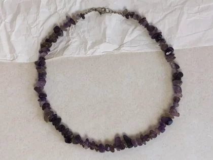 Collana con pietre di ametista viola, con chiusura a moschettone.