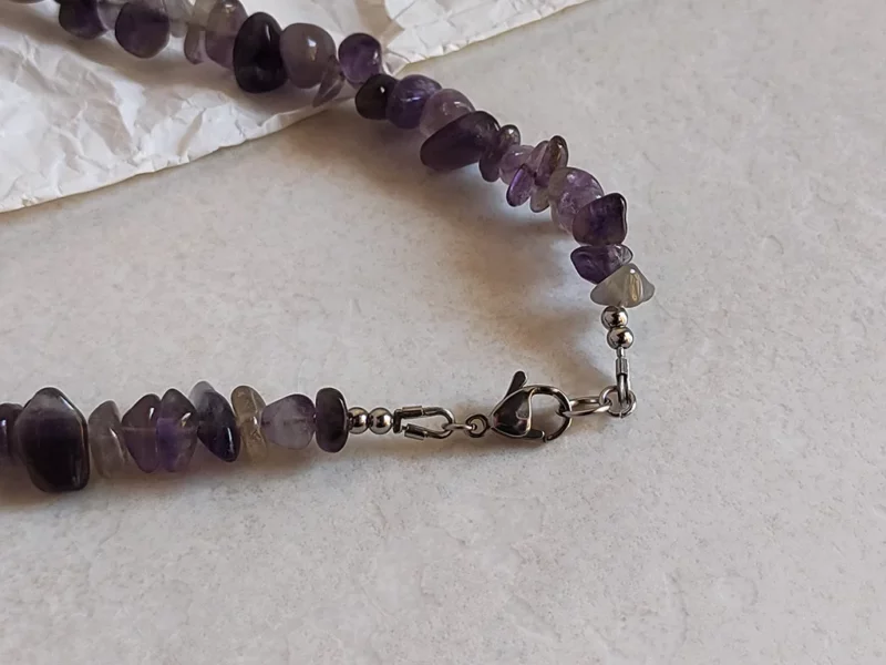 Collana con pietre di ametista viola, con chiusura a moschettone.