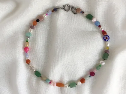 Collana con perle colorate miste, perle di fiume irregolari e pietre dure, con chiusura tonda a molla.