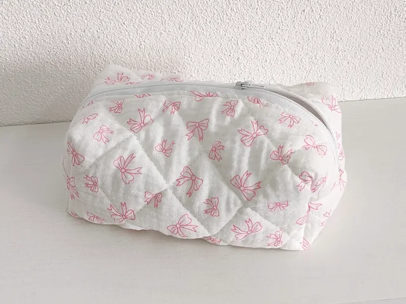 Beauty case con fiocchetti rosa, in tessuto di cotone, realizzato a mano.