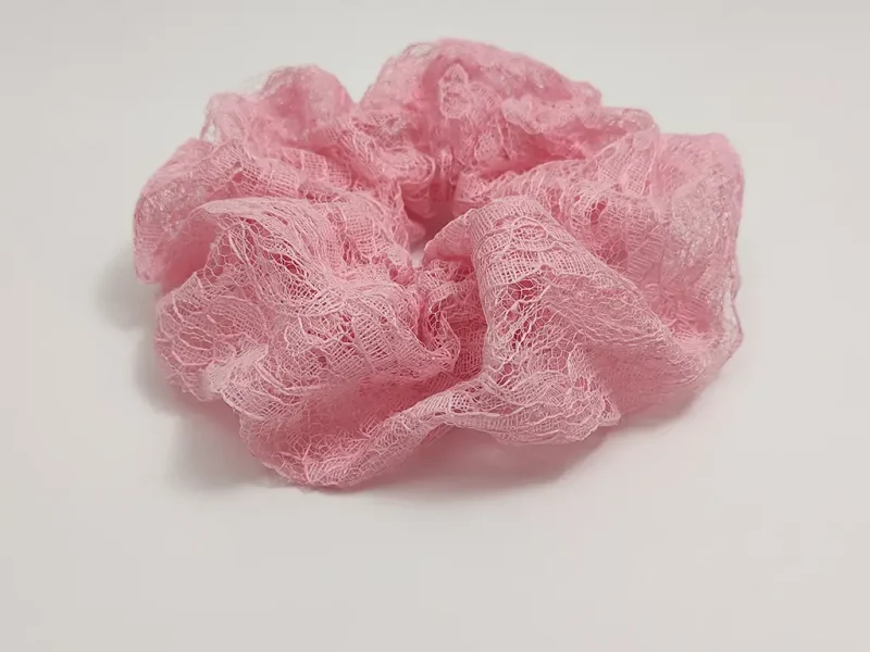 Scrunchie in pizzo rosa. Maxi elastico per caper capelli realizzato a mano.