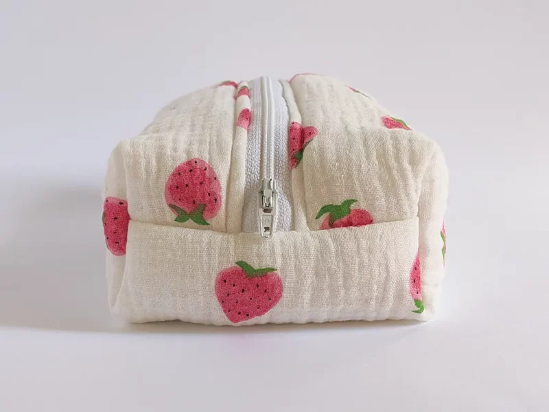 Beauty case con fragole, foderato e con cerniera.