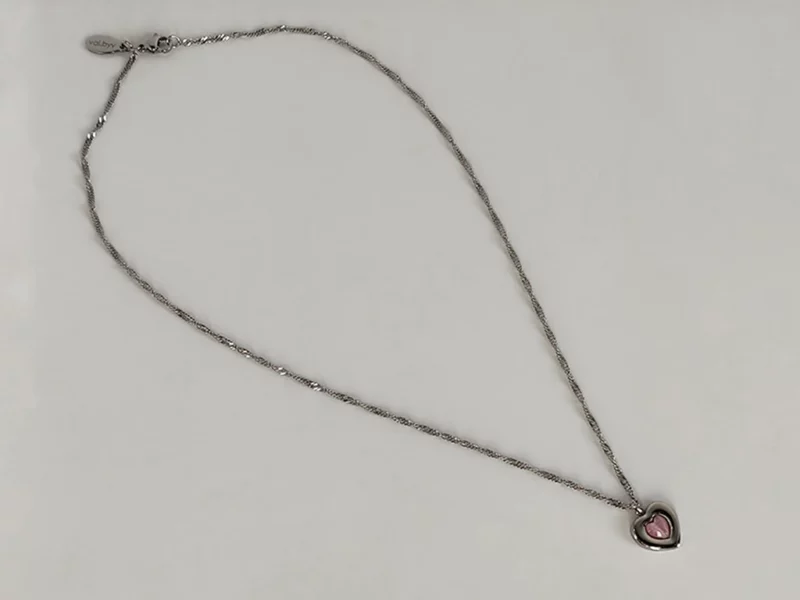 Collana con cuore rosa, montato su catenella fine argentata.