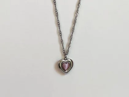 Collana con cuore rosa, montato su catenella fine argentata.