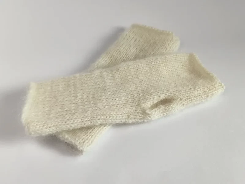 Guanti senza dita in mohair bianco panna.